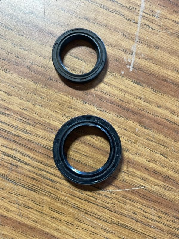 Gear box oil seals set